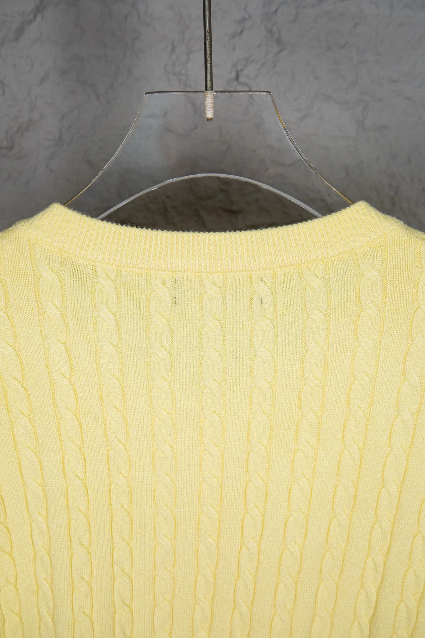 P190 Ralph Lauren Classic Round Neck Solid Color Pony Embroidered Logo Knitted Cardigan Long Sleeve Ralph Lauren Classic Basic Versatile Twist Knitted Cardigan Long Sleeve Main supply platform live broadcast Wholesale entity Replenish when out of stock Not removed from the shelves Quality 1:1 patterning Complete three standards Correct version of pony logo Imported quality cotton yarn Focus on high-end Cost-effective Good quality Needless to say Zhao Lusi's same style is really amazing, so sweet I'm so beautiful. This cardigan is really good-looking. It's simple and easy to wear. It's a must-have for goddess ootd. Good-looking clothes are never picky. A must-have in the wardrobe of goddesses. Size: S-XL. Color: black, apricot, gray, navy, red, white.